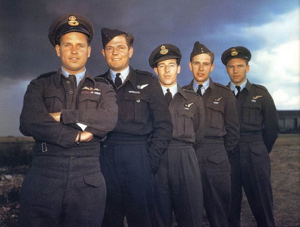 Подполковник Г. Гибсон (первый слева) с летчиками 617-й эскадрильи